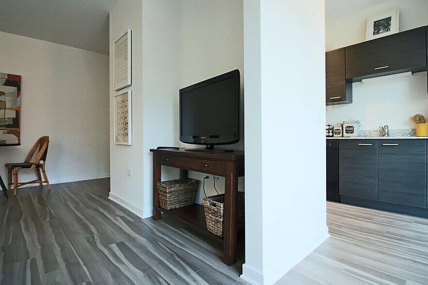 Building Photo - 816 N La Salle Dr