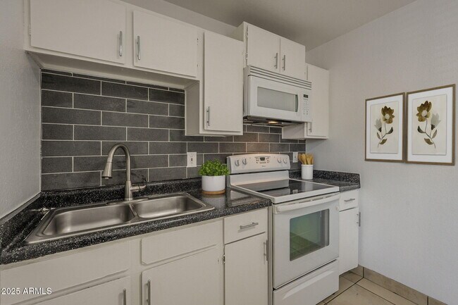 Building Photo - 1551 E Christy Dr