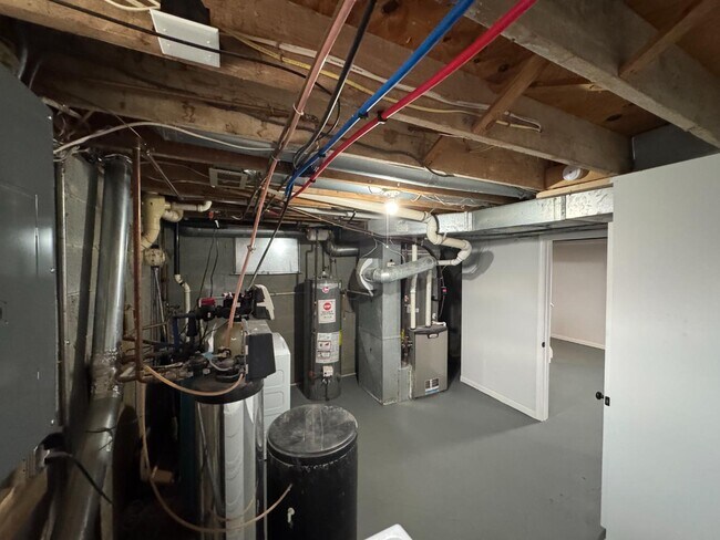 Building Photo - 8106 Warner Rd