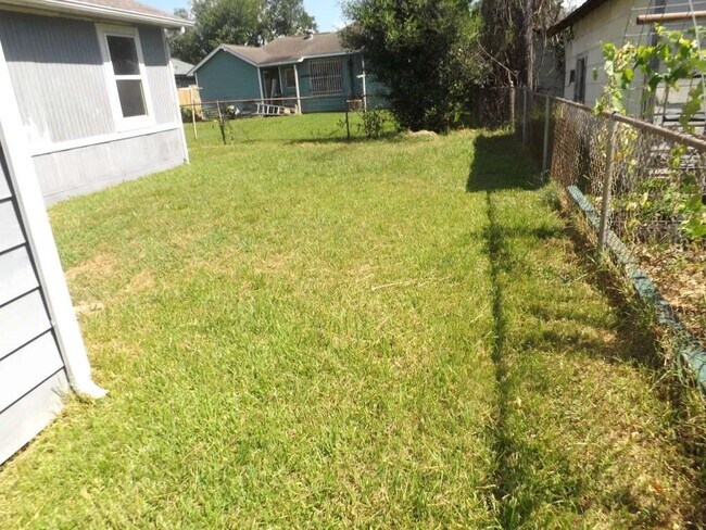 Building Photo - 7619 Ilex St