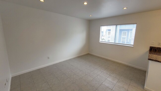 Building Photo - COMING IN FEBRUARY! 2 Bedroom 2.5 Bath Gat...