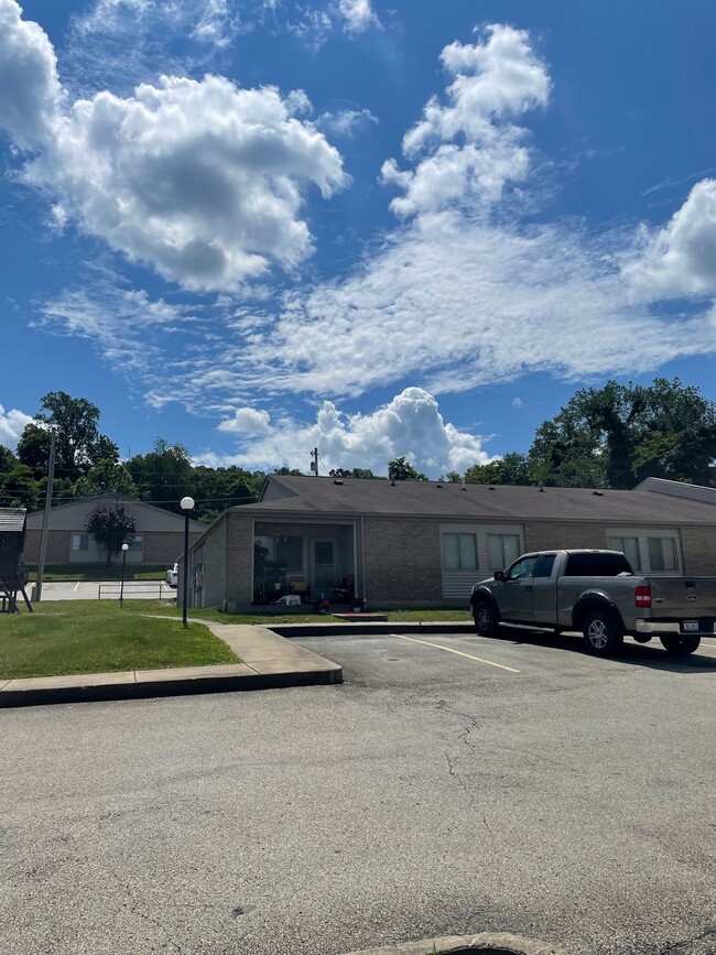 Building Photo - 601 Twin Knobs Dr