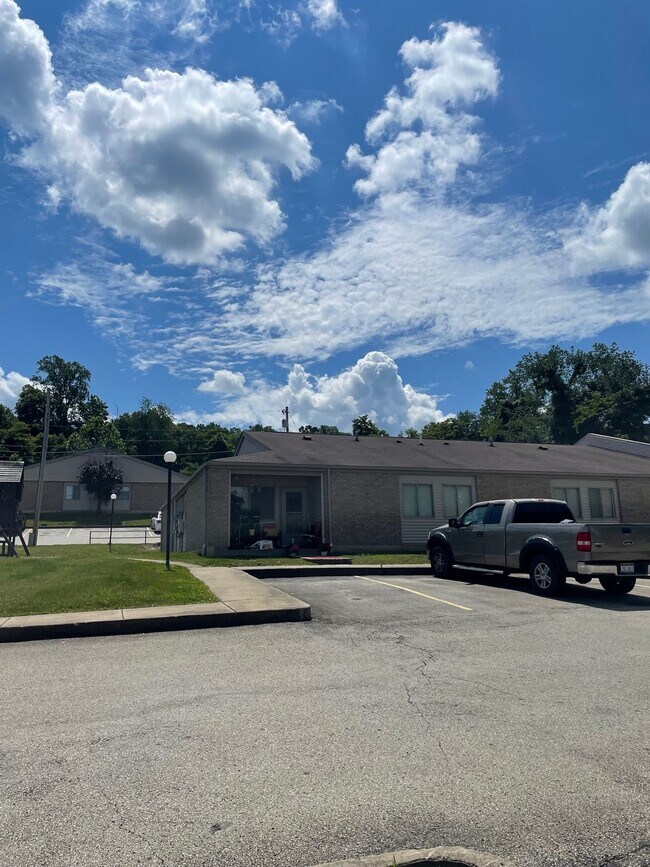 Building Photo - 606 Twin Knobs Dr