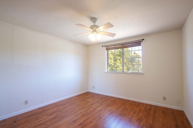 Building Photo - Large 4BR 3BA Updated Home in Quiet Neighb...