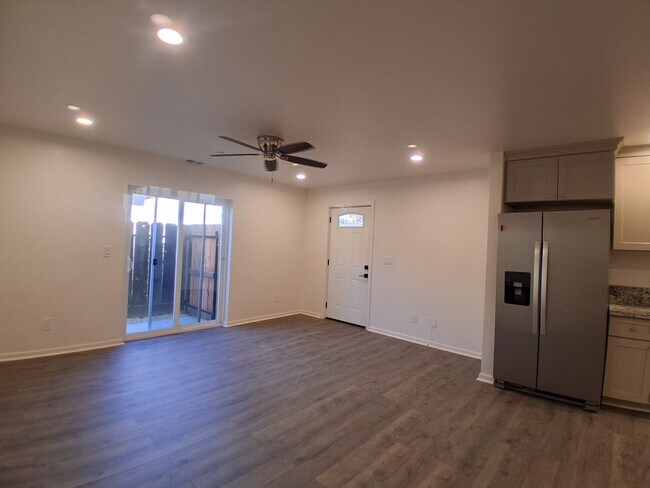 Building Photo - 3016 Lake Park Ct