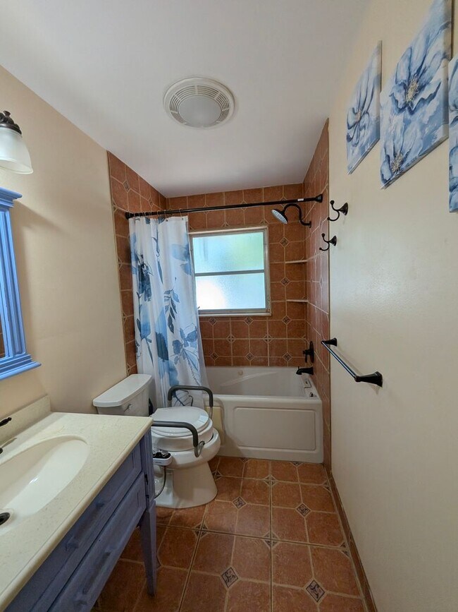 Building Photo - Lovely large 2/2/1 in Beverly HIlls
