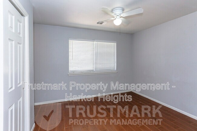 Building Photo - 320 Armadillo Ln