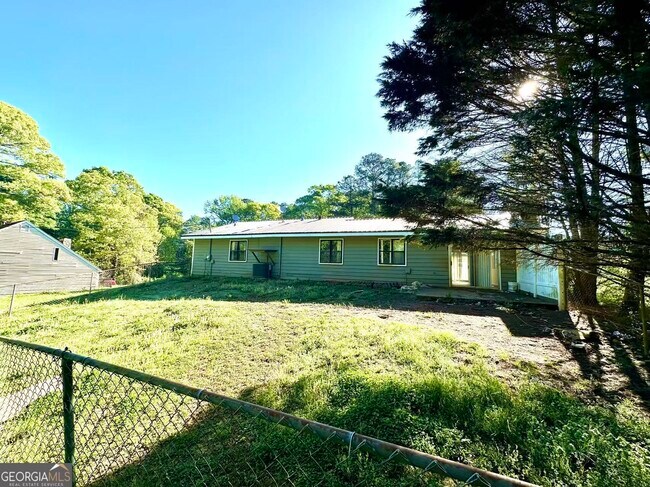 Building Photo - 100 Lakeview Ln