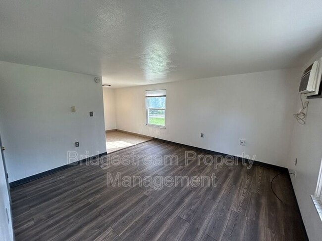 Building Photo - 147 Oak St