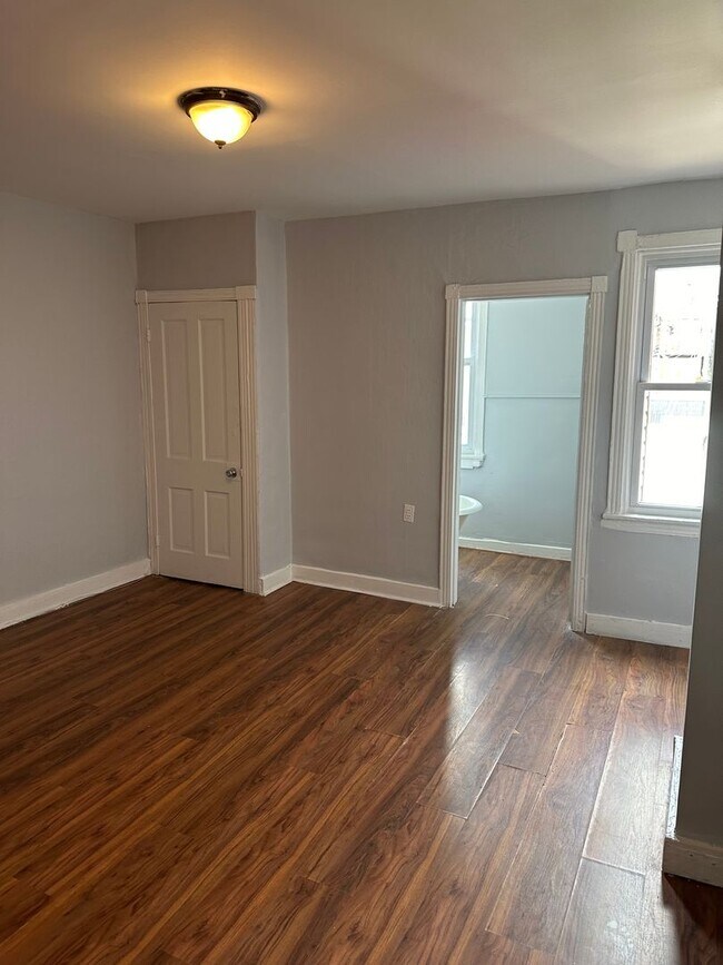 Building Photo - Spacious Rooms! Hardwood Flooring Througho...