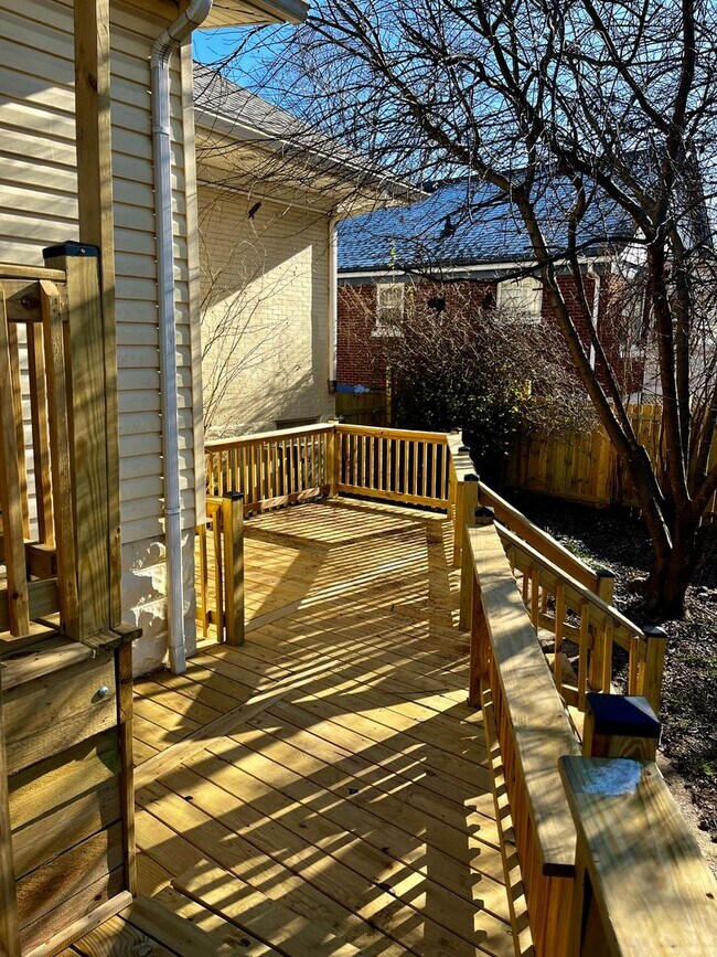 Building Photo - STUNNING BEECHMONT HOME WITH SOLAR PANELS ...