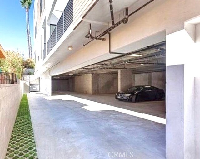 Building Photo - 1223 Larrabee St