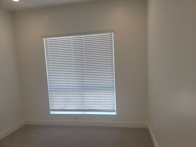 Building Photo - Bright and Spacious NEW 3 Bedroom Home!