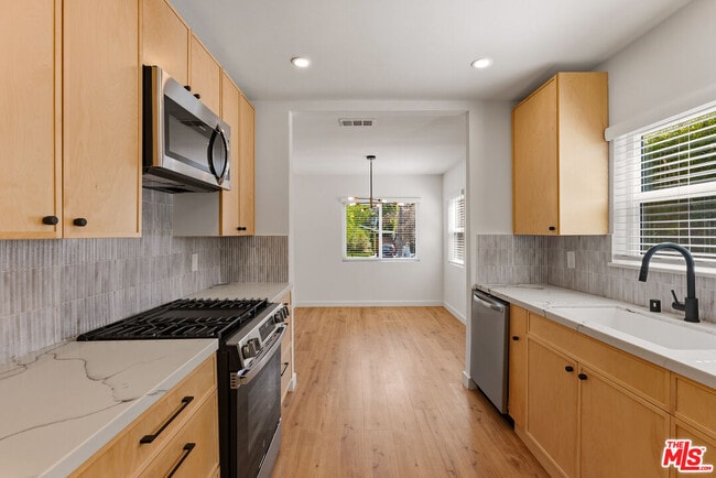 Building Photo - 1405 N Coronado St