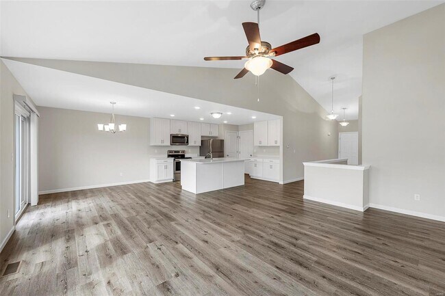 Building Photo - 4602 Siesta Dr