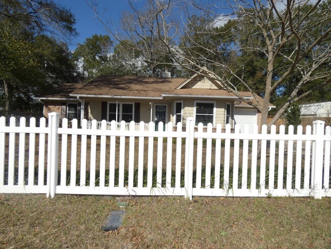 Building Photo - Lovely 3/2 Brick and Vinyl home with White...