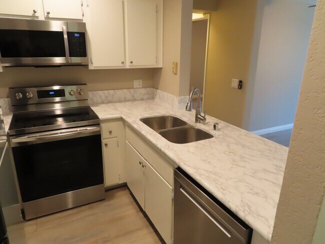 Building Photo - Two Bedroom, Two Bathroom Condo in UTC