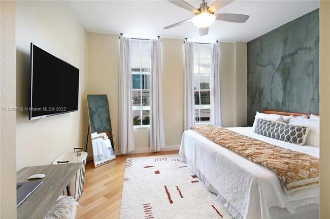 Building Photo - 520 SE 5 Ave