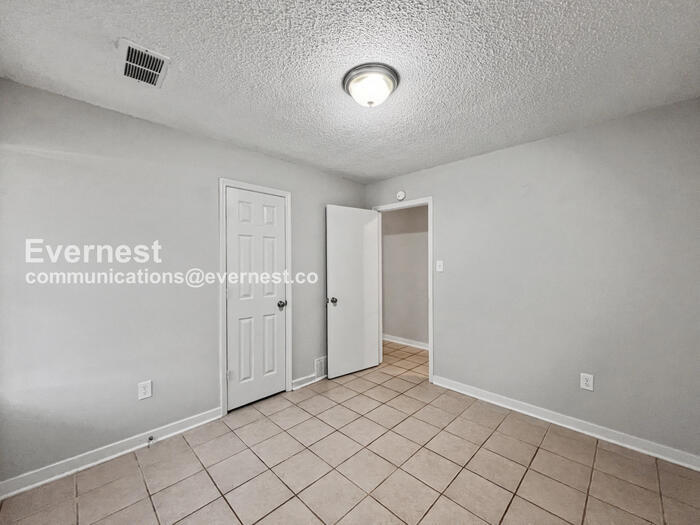 Building Photo - 10731 Chateau Dr