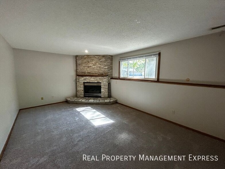 Building Photo - 3 Bedroom 2 Bathroom Home with a Fireplace...