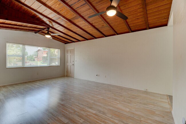 Building Photo - 2/1 Ormond Beachside Bungalow