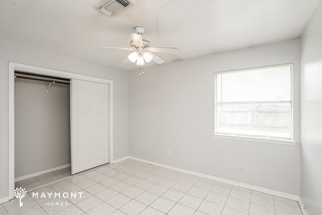 Building Photo - Spacious 4-Bedroom Home with Pool in Yorkt...