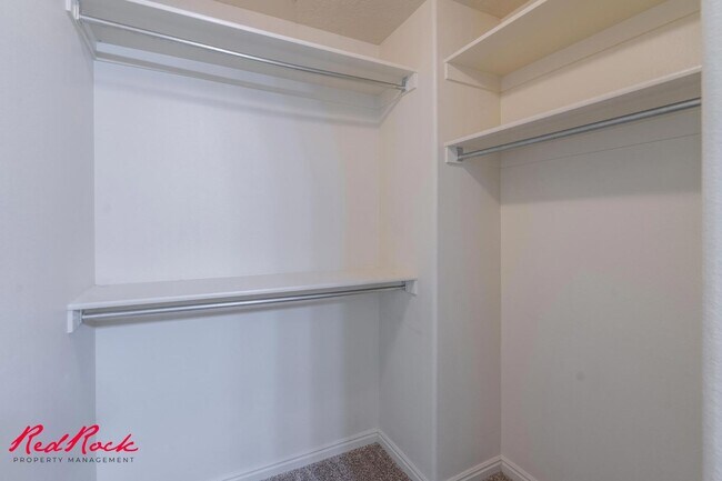 Building Photo - Fresh Carpet! Spacious 5-Bedroom Townhome
