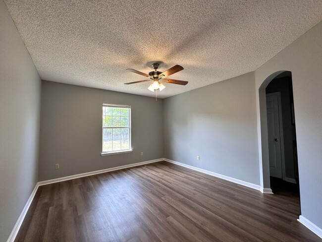 Building Photo - Three Bedroom in Greenfield Lakes
