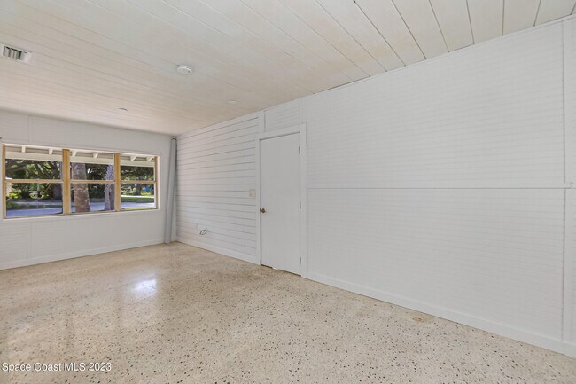 Building Photo - 2040 Palm Ave