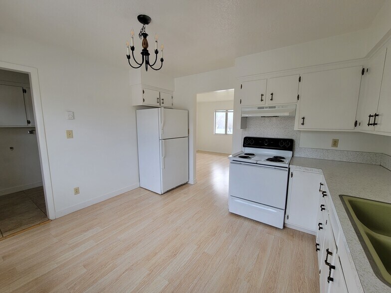 Building Photo - 1646 Grandview Dr