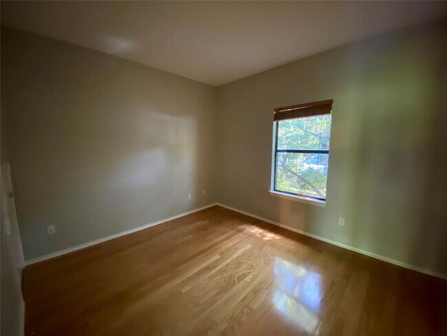 Building Photo - 4711 Spicewood Springs Rd