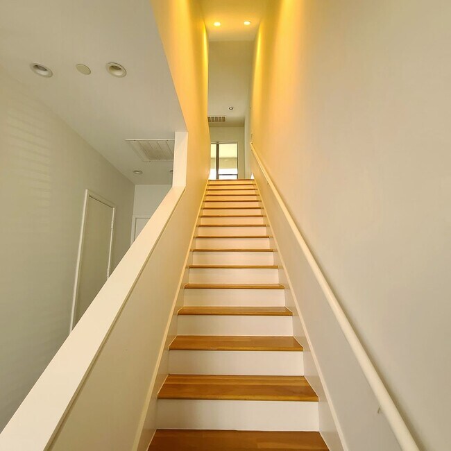 Building Photo - Spacious 3-Story Townhouse With Rooftop De...