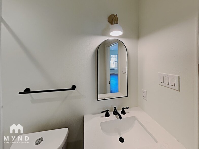 Building Photo - 110 N Ravinia Dr