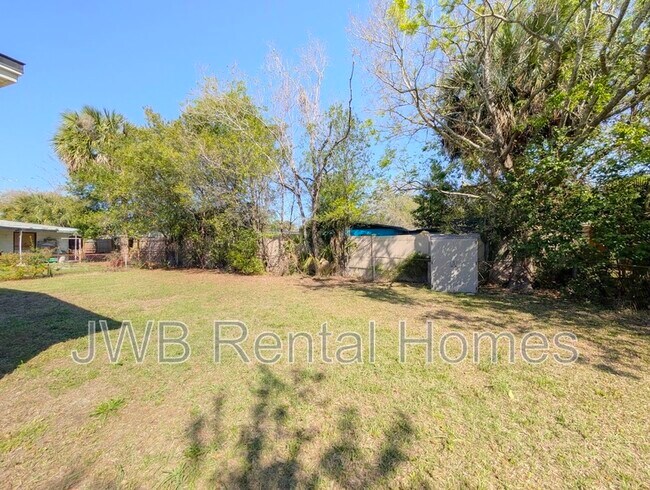 Building Photo - 249 W 44th St