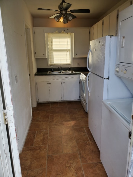 Building Photo - 556 E Yancey St