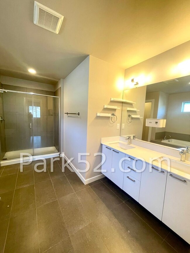 Building Photo - Beautiful Tri-Level 3 Bedroom Home in University Place