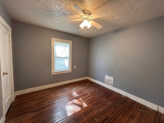 Building Photo - 3 bedroom 2 bathrooms