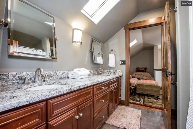 Building Photo - Beautiful Fully Furnished 4 Bed 3 Bath Home