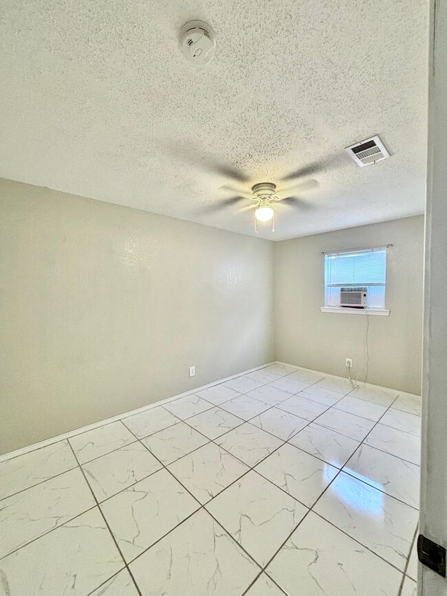 Building Photo - NOW AVAILABLE - Spacious 3-Bedroom Home + ...