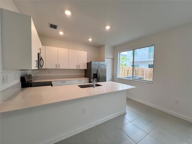 Building Photo - 714 SE 13th Ct