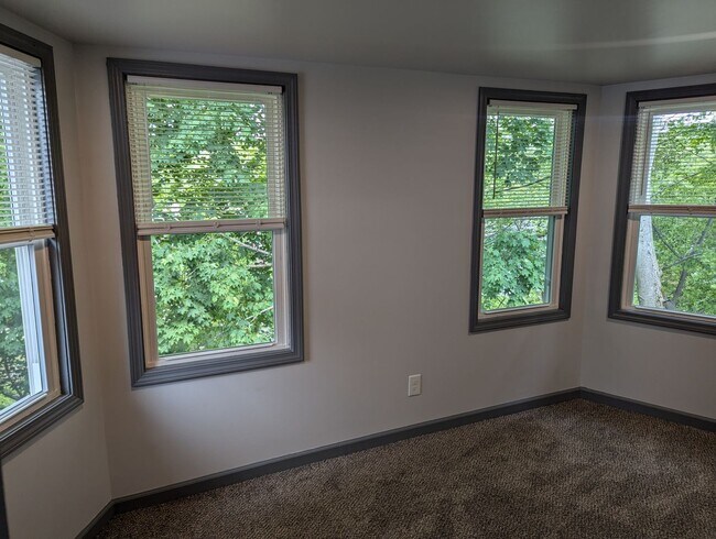 Building Photo - Newly Remodeled 2nd floor Apartment with v...