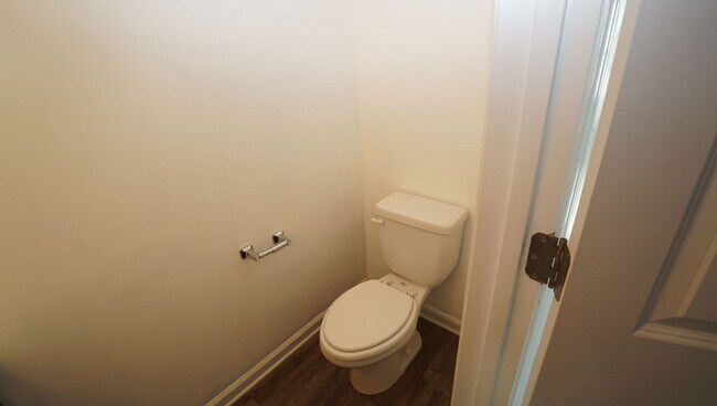 Building Photo - Two Bedroom Two and half Bathrooms Townhome!