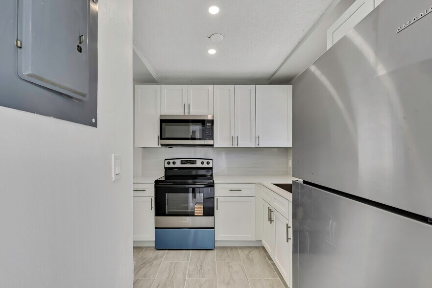 Building Photo - 10981 W Tidewater Cir