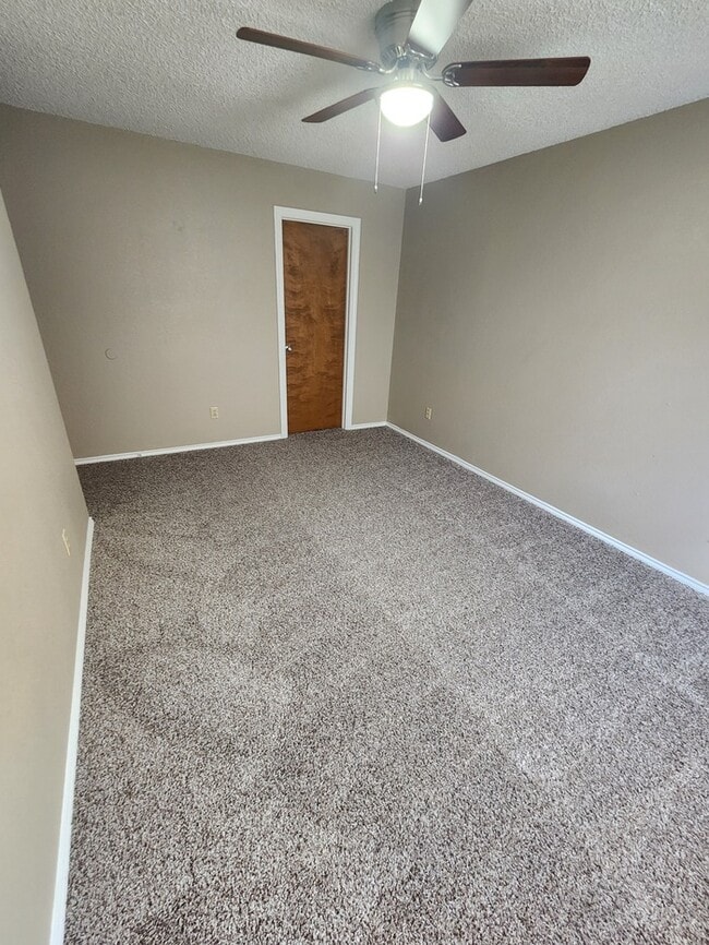 Building Photo - 3 bed 2 bath townhome, 1 car garage and 1 ...