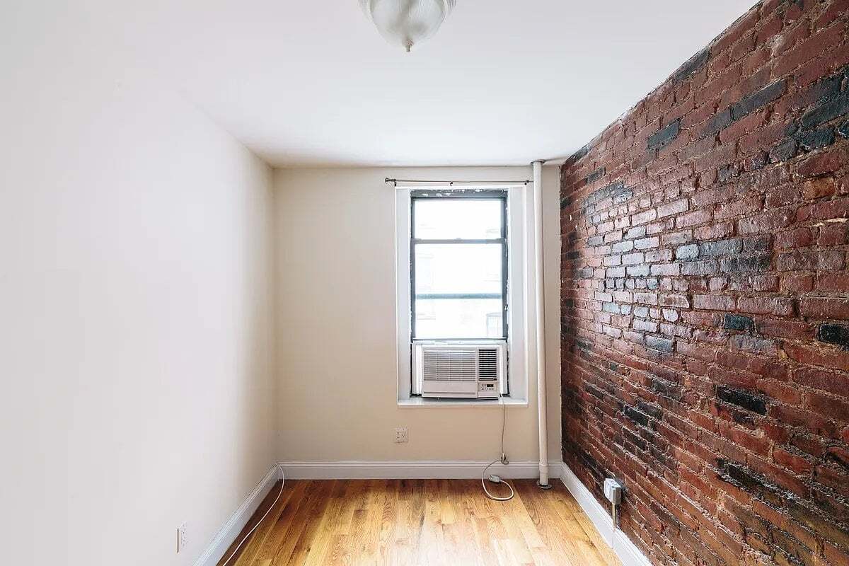 Building Photo - 141 W 10th St