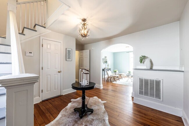 Building Photo - Walk to Main Street Restaurants and Downtown! Charming home, just like grandma's house!