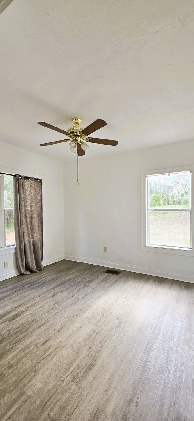 Building Photo - 1065 Sunset Dr