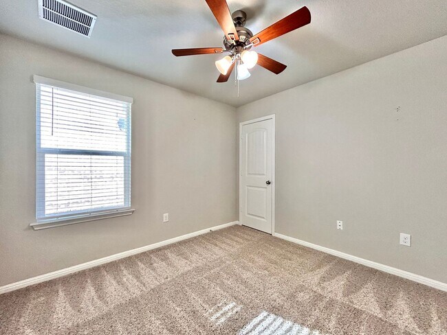 Building Photo - Move-In Ready 4-Bed, 2-Bath Home in Prime Fairhaven Location!