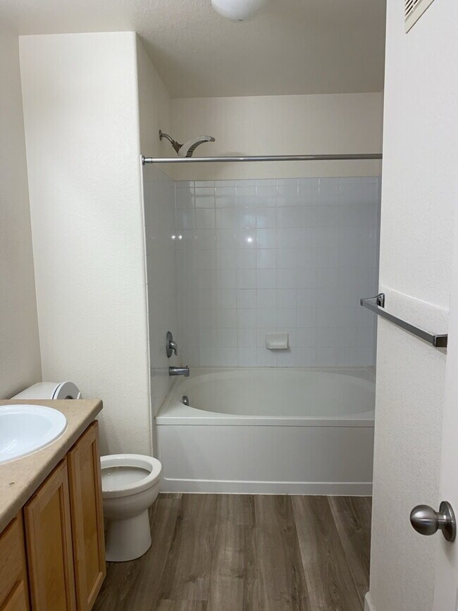 Building Photo - Great Green Valley Ranch Condo!