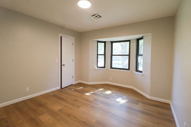 Building Photo - Beautifully Redone 3 Bedroom South Tulsa H...